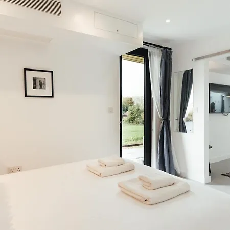 The Hopper Huts Guest House Faversham Exterior photo